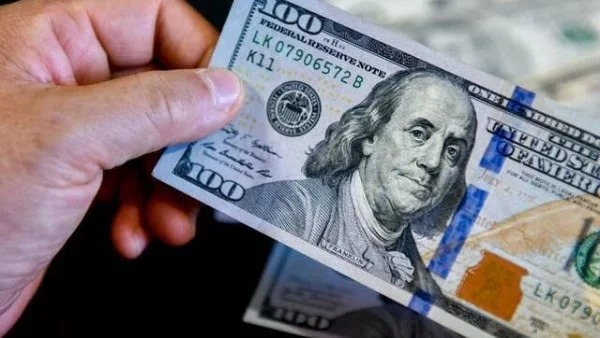 تراجع أسعار الذهب عالميًا مع انتعاش الدولار والنفط تحت ضغط التوترات السياسية