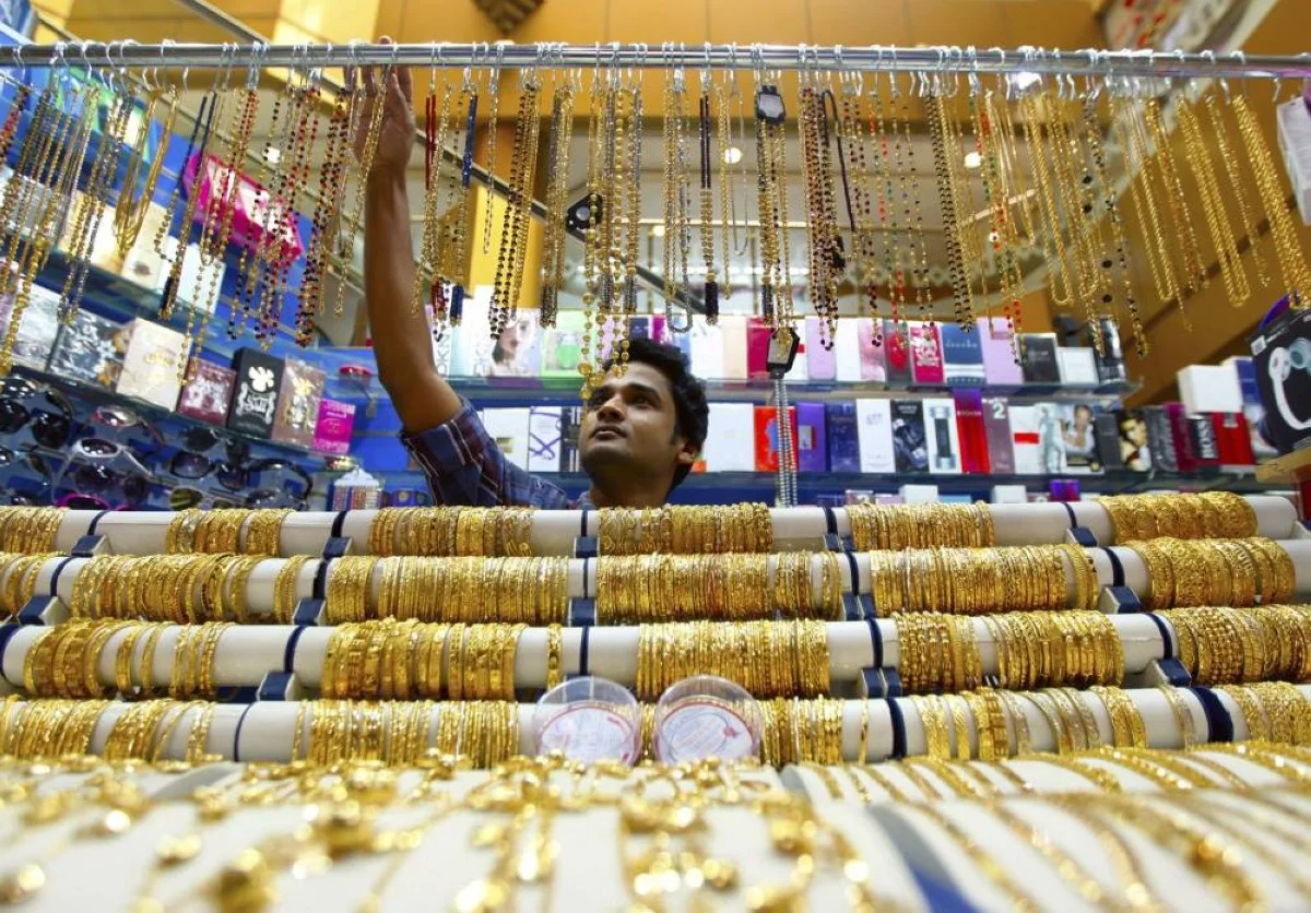 ارتفاع الدولار وعوائد السندات الأمريكية تهوي بأسعار الذهب 2%