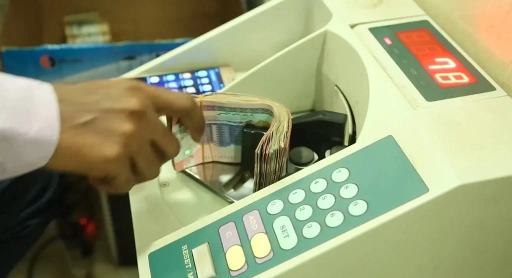 البنوك السودانية تستنفر في الساعات الأخيرة قبل الإيقاف الرسمي للفئات النقدية القديمة