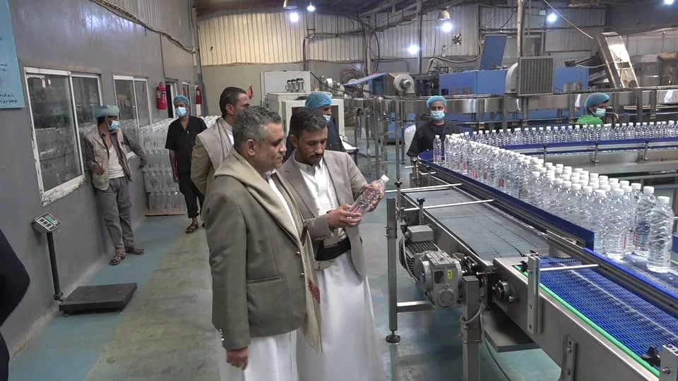 رئيس قطاع المياه والعصائر والمشروبات الغازية بغرفة الأمانة يزور مصنع مياه اليمن