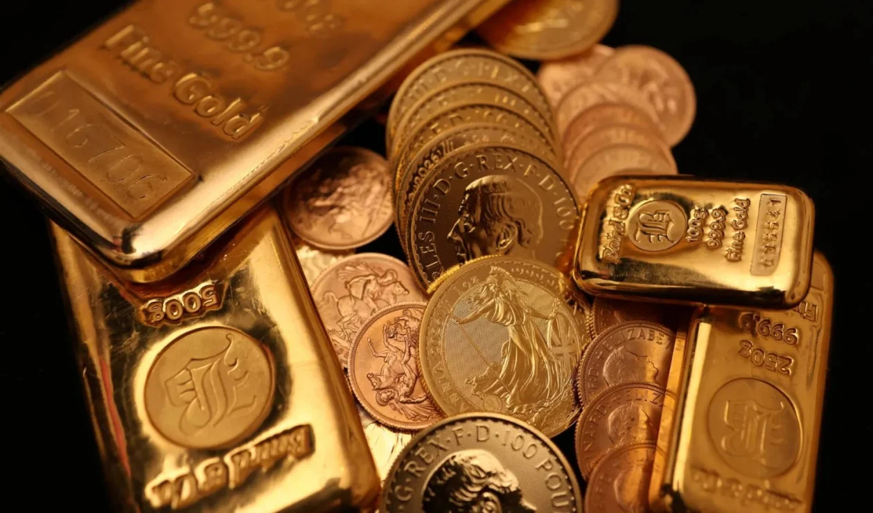 ضغوط الدولار وتوقعات الفائدة تدفع الذهب للتراجع