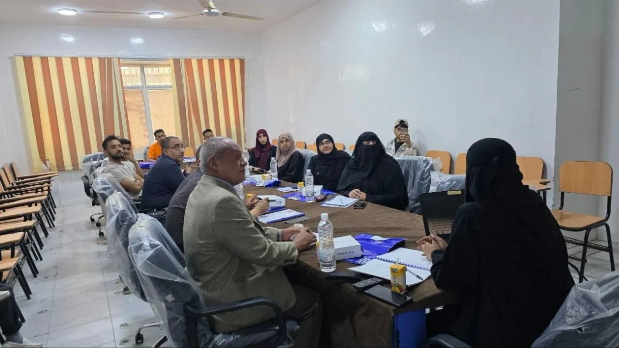 كلية العلوم الإدارية والمالية بالجامعة الإماراتية الدولية تناقش خطة بحث ماجستير حول الوضوح الاستراتيجي والأداء الإبداعي