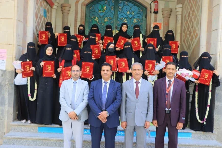 جامعة العلوم الحديثة تكرّم أوائل كلية العلوم الطبية وطلبة التعليم المسائي بكلية العلوم الإدارية والإنسانية تأكيداً لتميزهم الأكاديمي