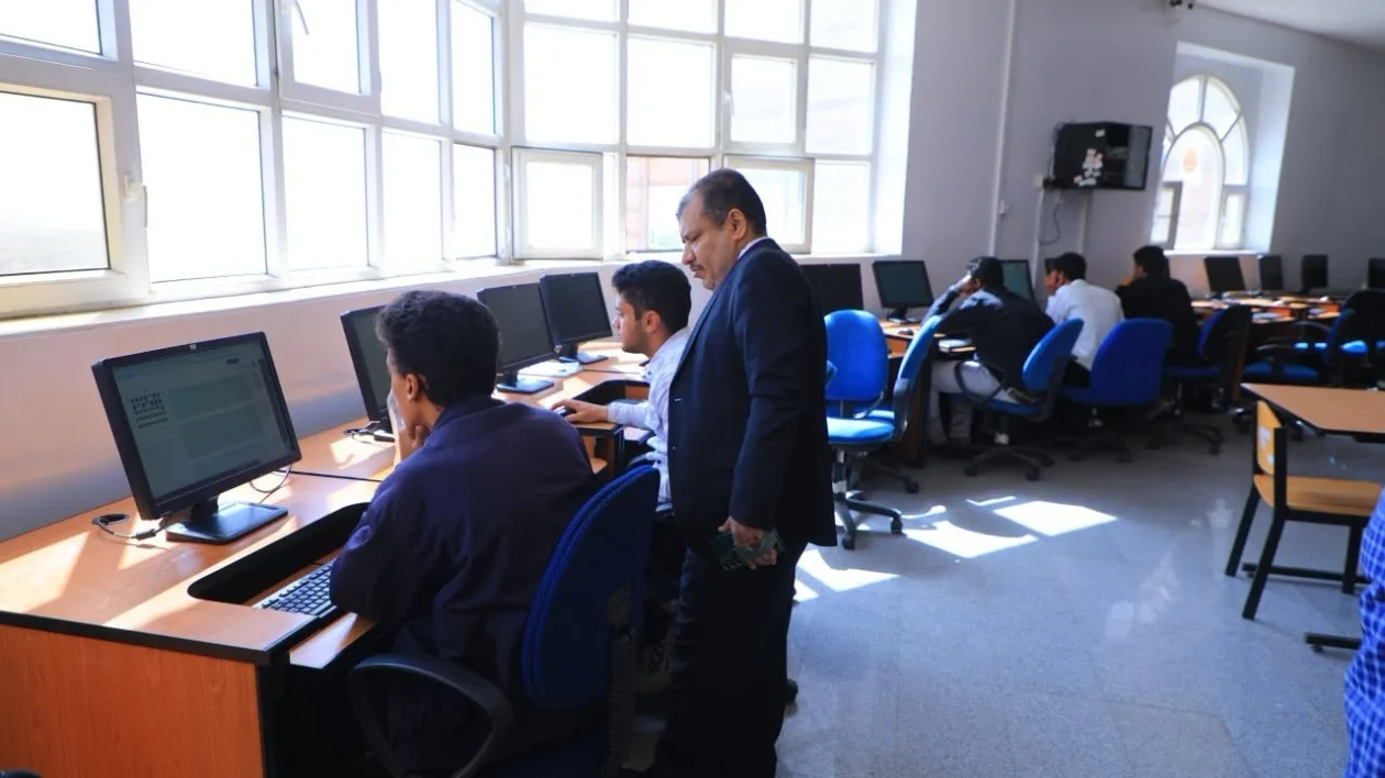 نائب رئيس جامعة العلوم الحديثة يتفقد امتحانات المنافسة على المنح الدراسية بالجامعة