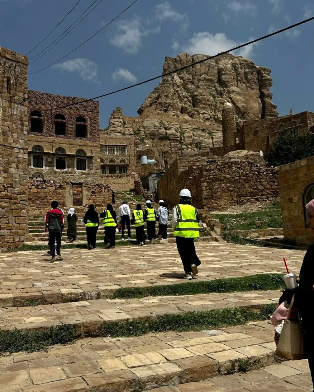 طالبات الهندسة المعمارية في زيارة علمية إلى مدينة ثُلا التاريخية لتعزيز الوعي بالحفاظ على التراث المعماري