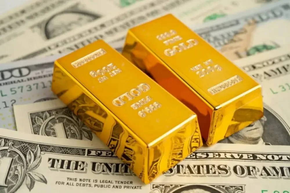 توقعات الفائدة تضغط على المعدن الأصفر: الذهب يتراجع مستهدفاً 4,400 دولار 