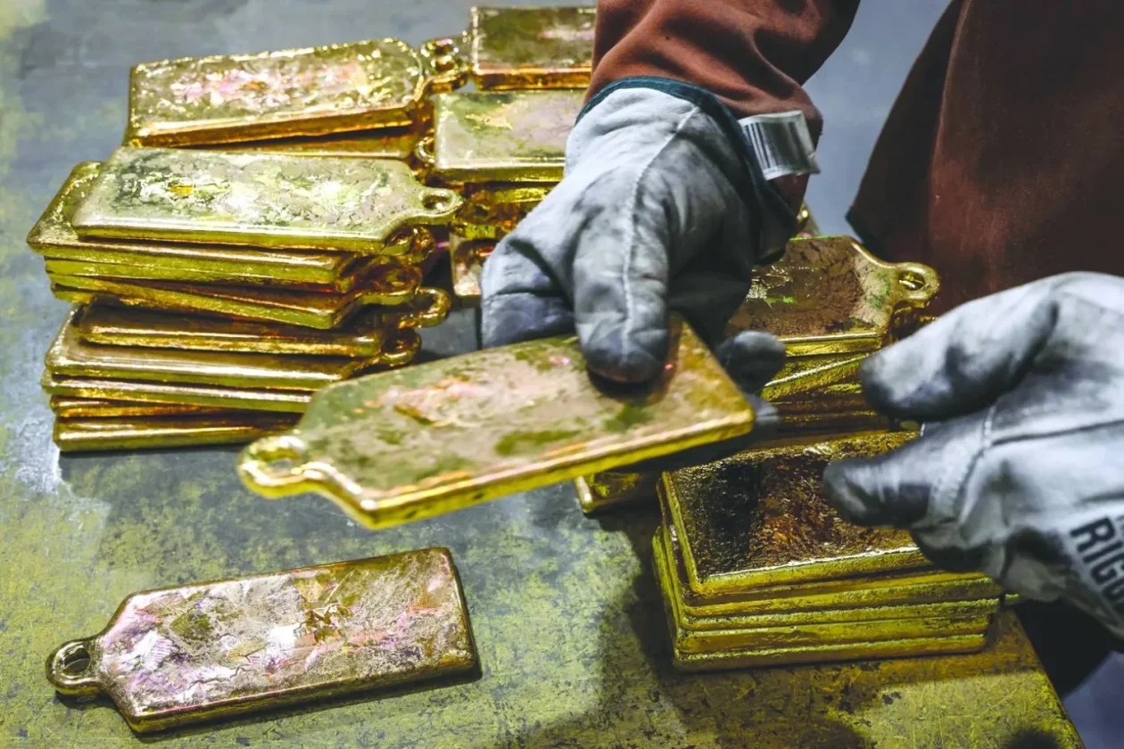 الذهب يكسر مسار الهبوط ويقفز بأكثر من 1% بدعم من تراجع الدولار والسندات