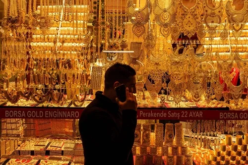 قفزة طفيفة للذهب وسط تراجع الدولار وترقب الحاسم لبيانات التضخم الأمريكية