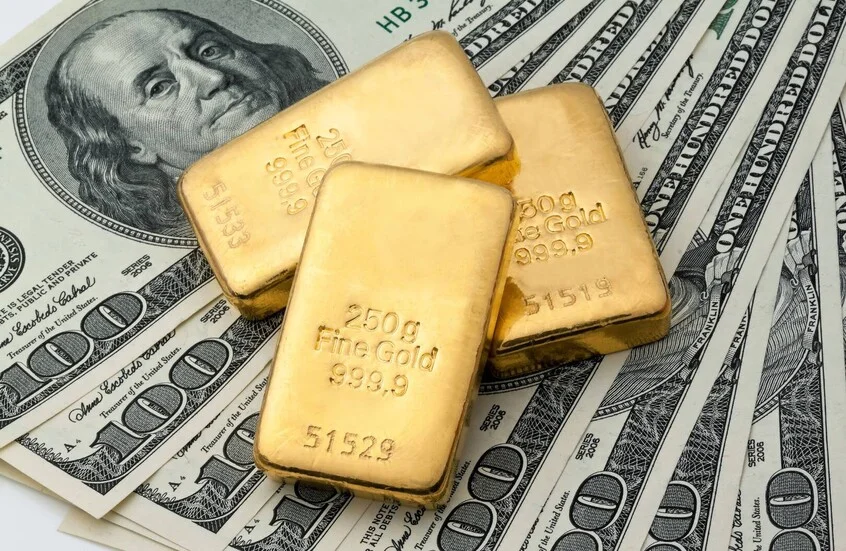 الدولار يتربع على قمة 7 أسابيع والذهب يتذبذب إثر رفع الفائدة الأمريكية