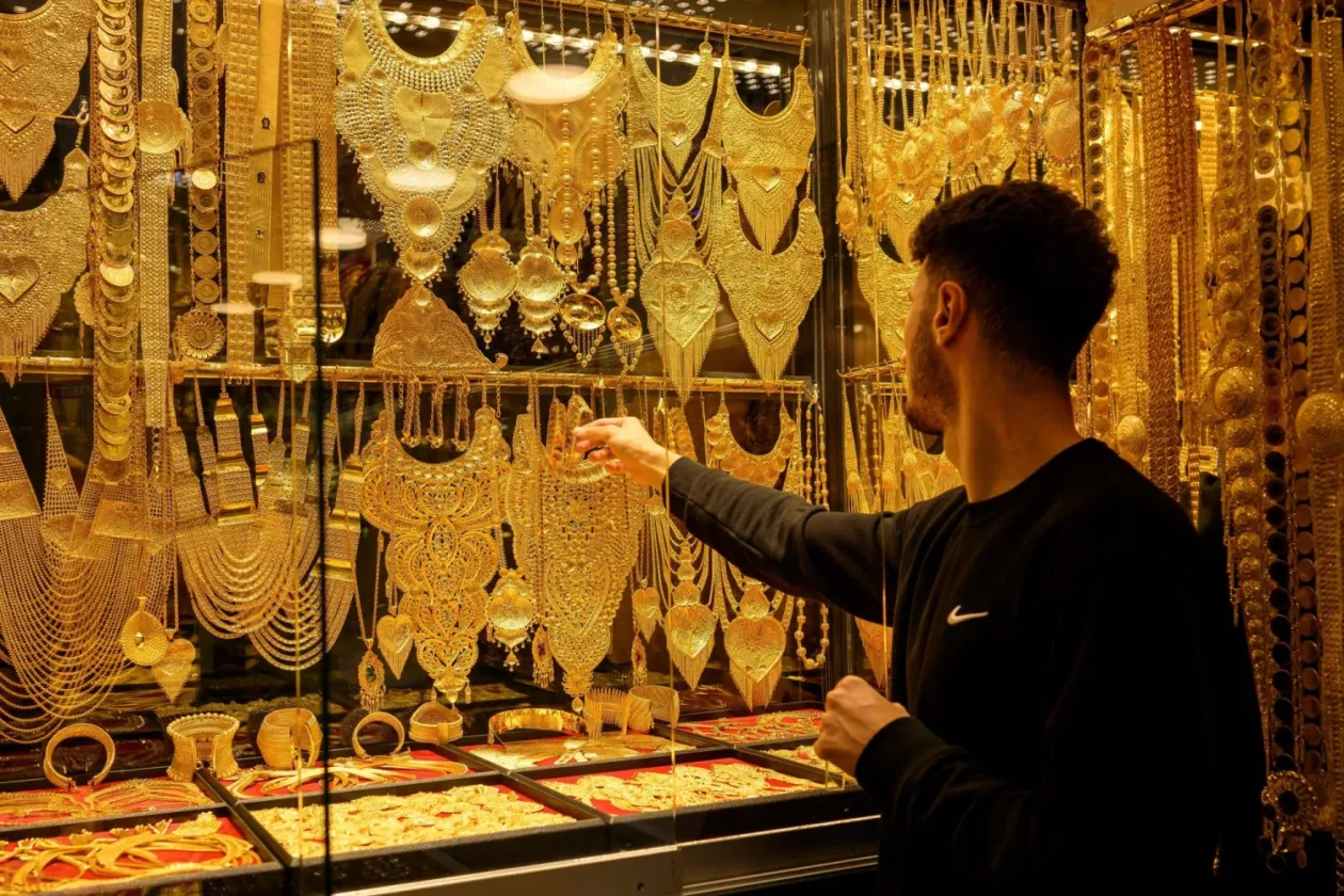 الذهب يعوض خسائره ويرتد بأكثر من 1% بدعم من تراجع الدولار