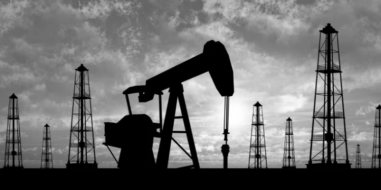 انخفاض أسعار النفط بأكثر من 1% لكن خام برنت فوق 104 دولارات